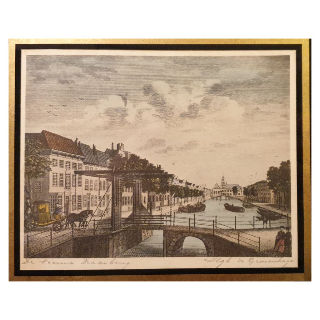 gravure van een stadsgezicht in Den Haag, 18e eeuw. We zien een brug over een gracht, met aan weerszijden huizen. Links komt een paard met koets naar de brug. Er liggen twee bootjes in de gracht. Op de achtergrond nog meer gebouwen